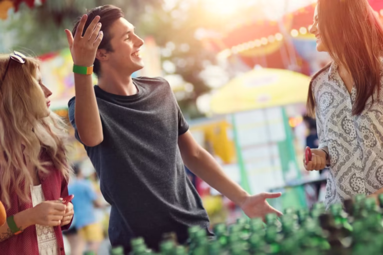Groupe amis profite du parc attraction